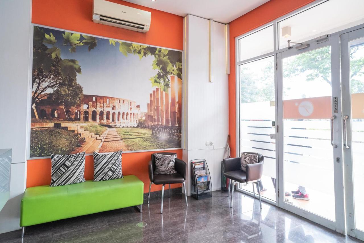 Reddoorz At Tirta Mansion Paramount Gading Cicayur Экстерьер фото