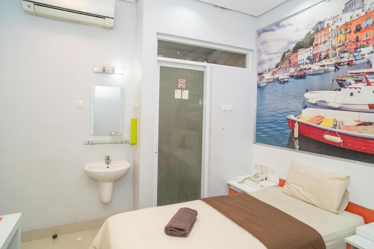 Reddoorz At Tirta Mansion Paramount Gading Cicayur Экстерьер фото